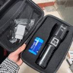 چراغ قوه پلیسی اسمال سان مدل ZY-T293 | نور 6000 لومن، برد 1000 متر، باتری 12000 میلیآمپر، پاوربانک و زومدار - Image 6
